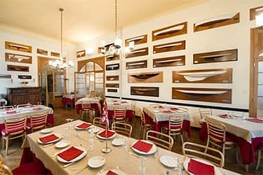 Ресторан и библиотека в яхт-клубе Italiano в Генуе